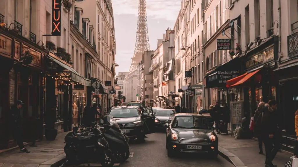 París - Calle con la Torre Eiffel